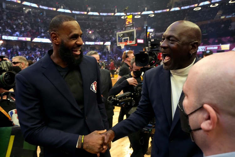 HTH Sports-记者：NBA历史并非从84年才开始 总统山成员应该是拉&amp;贾&amp;乔&amp;詹